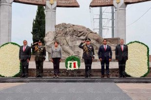 Tras el mensaje, la gobernadora realizó una guardia solemne de honor junto con autoridades militares, de la Guardia Nacional y representantes de los poderes Legislativo y Judicial