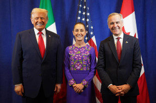 Presidenta Claudia Sheinbaum, el presidente Donald Trump y el primer ministro Mark Carney durante su encuentro trilateral tras el sorteo del Mundial 2026.