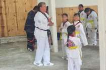 Desde hace 28 años, la profesora Yeny Ceballos Puentes mantiene una escuela de taekwondo en Xalatlaco, donde actualmente entrena a 40 alumnos.