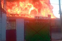 Bomberos y personal de Protección Civil controlaron el fuego para evitar que se propagara a inmuebles cercanos.