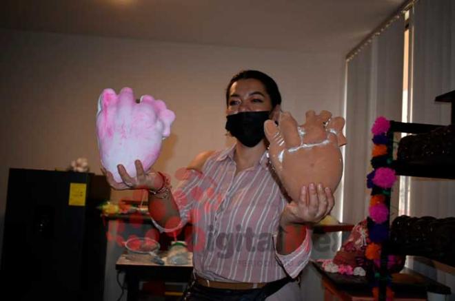 La escultura lleva una base de Alfeñique rosado.