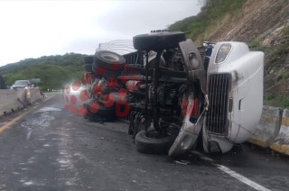 La autopista de Ixtapan de la Sal quedó cerrada luego de la volcadura de un tráiler cargado de vegetales