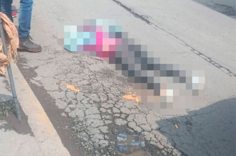 Paramédicos acudieron al lugar y confirmaron la muerte de la mujer, quien hasta el momento no ha sido identificada.