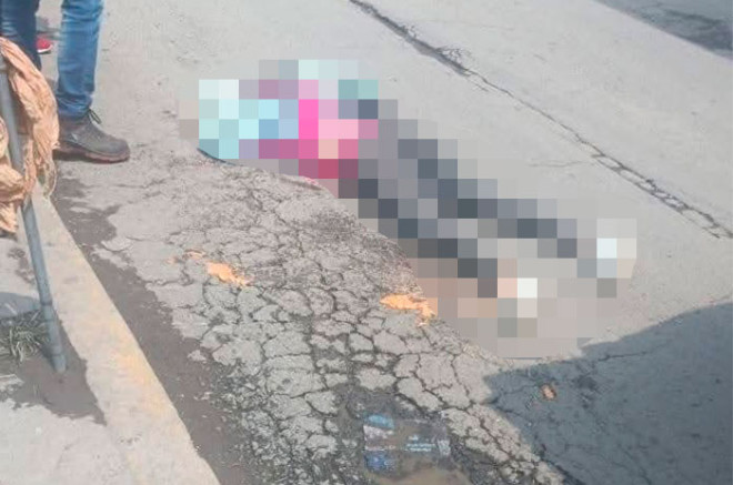 Paramédicos acudieron al lugar y confirmaron la muerte de la mujer, quien hasta el momento no ha sido identificada.