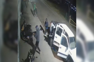 Tras consumar la agresión, los sujetos abordaron la misma camioneta y huyeron de la escena.  