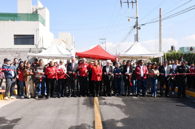 Ana Muñiz Neyra encabeza la inauguración de la pavimentación de la calle De las Flores, en el Barrio de San Francisco.