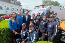 Luis Montaño, acompañado de representantes de organizaciones de rescate y atención de emergencias, participó en la entrega de una ambulancia a Topos USAR BREC.