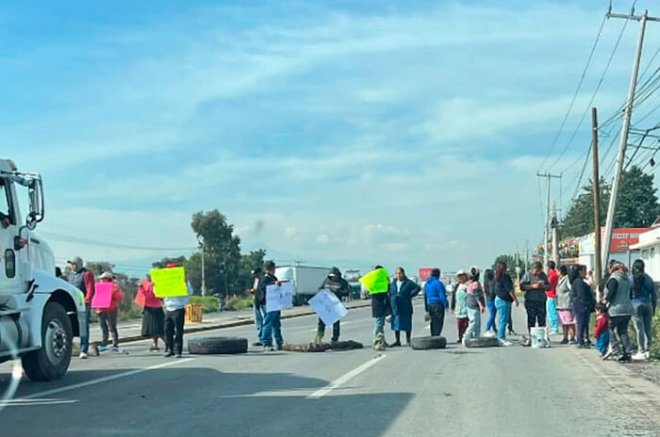 Vecinos de San Nicolás Tolentino bloquean la carretera libre Toluca-Naucalpan para exigir el abasto de agua potable en su comunidad.
