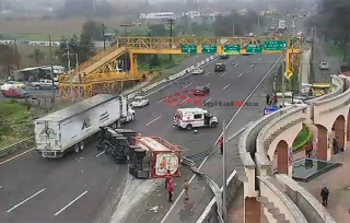 #Video: Lerma, vuelca pipa en la México-Toluca; un muerto