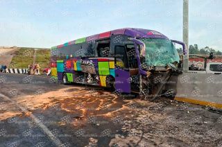 En la unidad viajaban 33 personas, quienes fueron valoradas por los cuerpos de emergencia tras el accidente.
