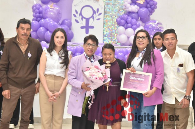 Durante la ceremonia de entrega de galardones, la presidenta municipal lanzó un enérgico llamado para erradicar la violencia de género digital en el municipio.