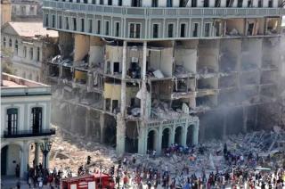 Rescatistas buscan a 19 personas entre los escombros.