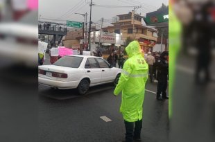 Manifestantes bloquean la carretera México-Toluca, a la altura de avenida Juárez, en Cuajimalpa.