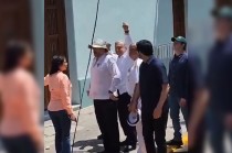 AMLO atacado por manifestantes