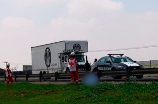 Investigan muerte de hombre en el Circuito Exterior Mexiquense