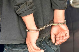 Durante la inspección, se le encontraron cuatro envoltorios con marihuana y un teléfono celular.