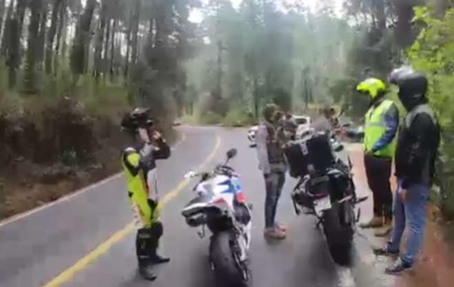 De acuerdo con testimonios de las víctimas, realizaban un recorrido el sábado por la tarde, alrededor de las 16:00 horas se encontraron con el bloqueo cuando volvían a Tejupilco