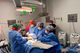 Familiares y personal médico lo despidieron con una valla de honor, destacando que el gesto altruista siguió una tradición familiar de ayuda a los demás.