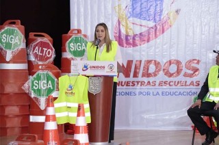 La presidenta municipal entregó paquetes de chalecos reflejantes, conos, trafitambos y señalamientos a las mesas de padres de familia.