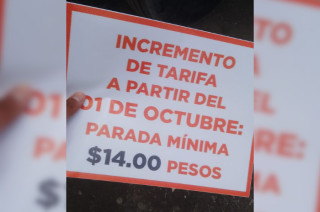 Estampas colocadas en las unidades de transporte anuncian un aumento irregular en la tarifa mínima a 14 pesos