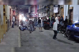 En un video se observa el momento en que varios de los jóvenes se enfrentan a golpes, mientras otros simplemente observan la escena sin intervenir.