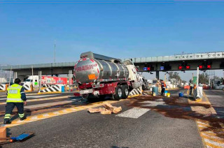 Debido al choque, parte del diésel se derramó sobre la carpeta asfáltica, por lo que se realizaron labores de contención y limpieza para evitar riesgos mayores y garantizar la seguridad de los automovilistas.