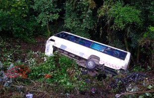 Heridos 11 trabajadores del Interurbano al volcar su autobús