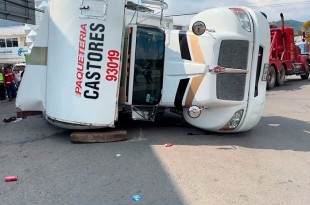 Tráiler cargado de papel higiénico vuelca en Tejupilco