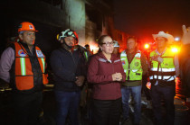 Azucena Cisneros, supervisa las labores de control del incendio