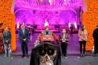 Delfina Gómez Álvarez rinde homenaje a las tradiciones mexicanas en una majestuosa ofrenda de Día de Muertos en Toluca.