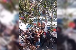 Aunque se desconoce qué originó los golpes entre los elementos, en el sitio también se concentraron integrantes de una organización de transportistas.