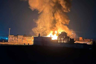 #Video: Fuerte incendio consume bodega de plásticos en #Toluca