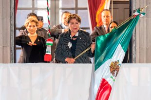 La gobernadora Delfina Gómez encabezó la ceremonia por el 216 Aniversario del inicio de la Independencia de México en la Plaza de los Mártires.