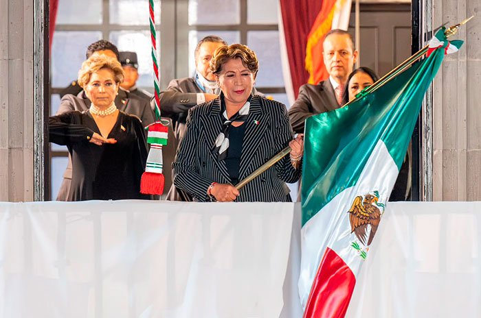 La gobernadora Delfina Gómez encabezó la ceremonia por el 216 Aniversario del inicio de la Independencia de México en la Plaza de los Mártires.