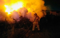 Sofocan Bomberos de Toluca incendio en bodega con madera