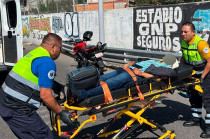 Paramédicos atendieron al lesionado en el sitio y lo trasladaron a un hospital. 