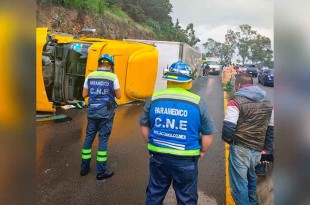 La unidad de la empresa Fletes de México, quedó recostada a la altura del paraje conocido como Las Arenas