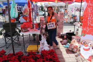 Flores de Nochebuena, piñatas, suéteres navideños, esquimos, tamales, empanadas, marquesitas yucatecas, artesanías y bisutería, son algunos de los productos y alimentos que se pueden encontrar en la cuarta edición del “Mercadito Naranja”, organizado por la Dirección de Atención a la Mujer de Lerma.