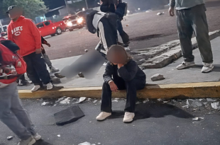 Pasajera permanece en la zona luego de la volcadura de la combi en límites de Tlalnepantla y Ecatepec.