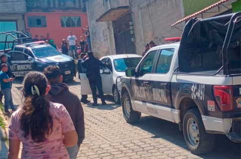 Paramédicos acudieron al sitio, pero confirmaron que la víctima ya no contaba con signos vitales; la Fiscalía mexiquense inició una investigación.