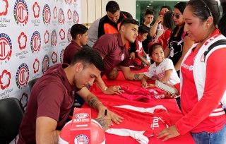 Conviven Diablos Rojos con sus seguidores en una firma de autógrafos