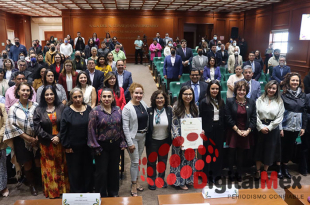 Integrantes de la comunidad universitaria y autoridades estatales acompañaron la formalización del compromiso de la UAEMéx con la igualdad y los cuidados.