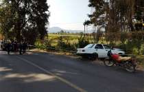 Los tripulantes de una motocicleta (un hombre y una mujer adulta), quedaron tirados en la cinta asfáltica