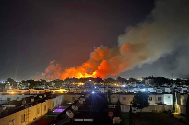 Aunque se reportó que el fuego estaba controlado, éste se reavivó en uno de los tramos