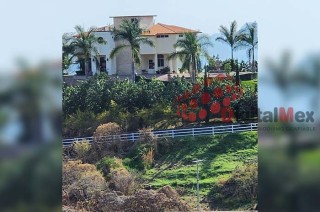 La familia denuncia que las autoridades no les han permitido presentar la documentación que demuestra la legalidad de su propiedad ni los recursos con los que fue adquirida.