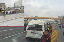 De acuerdo con los primeros reportes, el vehículo perdió el control por causas aún no determinadas, provocando su volcadura sobre uno de los carriles de alta velocidad.