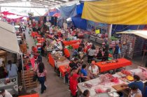 El tianguis de Zumpango reúne una amplia variedad de productos, desde alimentos y ropa de segunda mano hasta herramientas, coleccionables y animales.