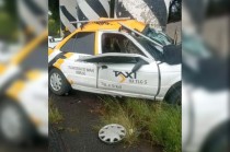 El percance se registró cuando un vehículo de la marca Nissan Tsuru habilitado como taxi, circulaba sobre la carretera de peaje en dirección a la Ciudad de México.