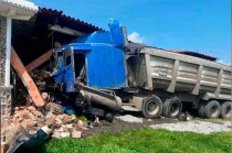 El impacto fue tan severo que el conductor quedó prensado en la cabina.