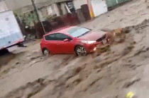 Auto arrastrado por la corriente